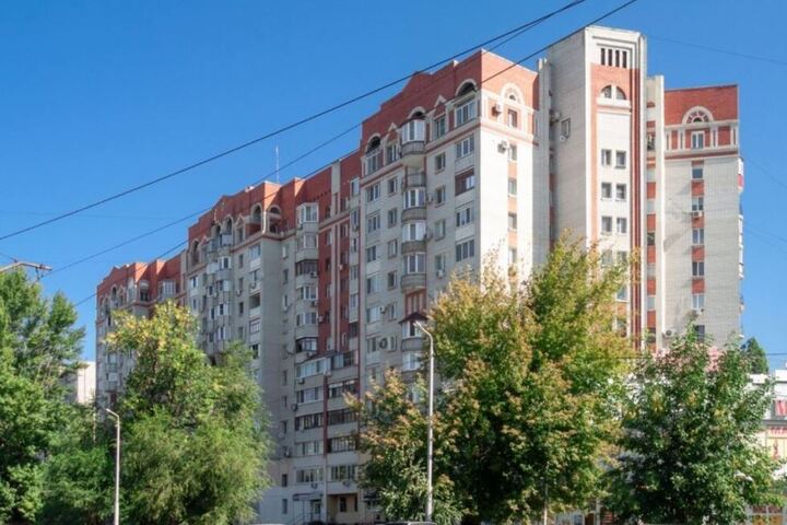 На Барнаульской страдающая психическим расстройством женщина упала с высоты девятого этажа и осталась в живых