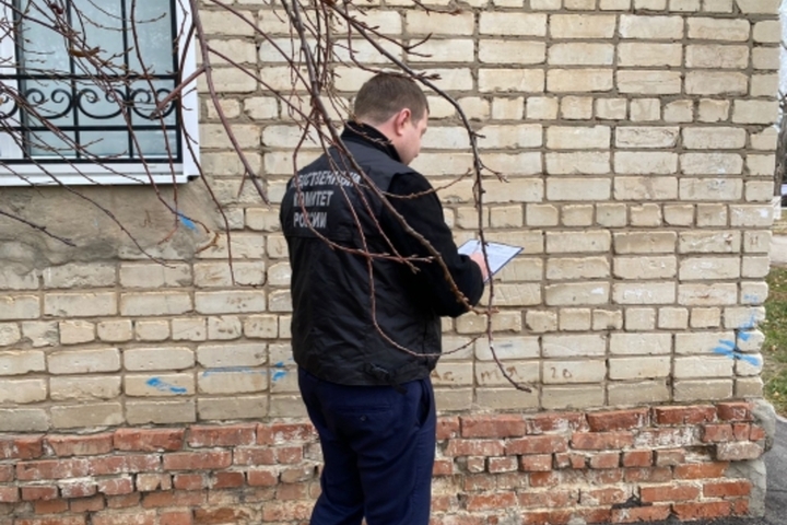 В постройке на территории частного дома в селе обнаружили труп жителя Волгоградской области