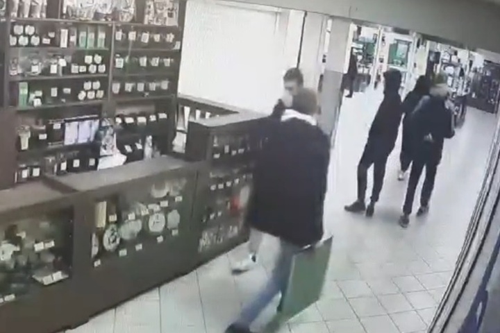 Молодой человек украл из туалета в торговом центре зеркало за семь тысяч рублей и стал фигурантом уголовного дела
