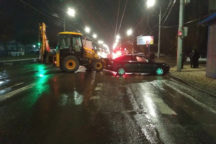 На Московском шоссе иномарка протаранила трактор: пострадали три человека, в том числе подросток