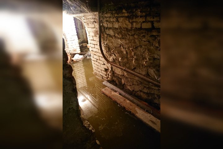 «Затопленный подвал и жуткий запах»: жители Заводского района рассказали, что напуганы состоянием их дома