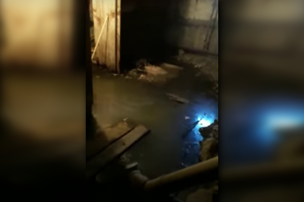 Жители дома по Ново-Астраханскому шоссе пожаловались, что в их доме с начала лета течет канализация и стоит «ужасный запах гнилья»: следователи организовали проверку