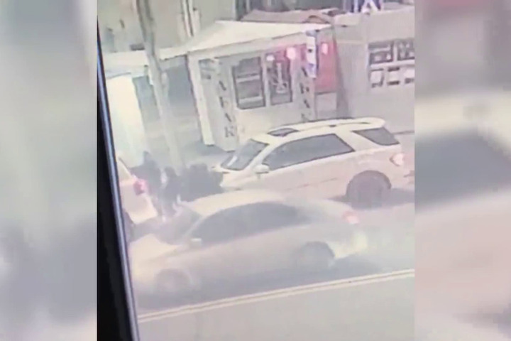 В Саратове произошёл конфликт между водителем и пешеходами: трое участников задержаны (видео)