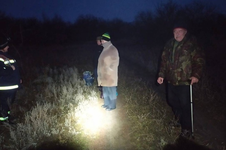 В Татищевском районе спасатели искали трех заблудившихся в лесу грибников
