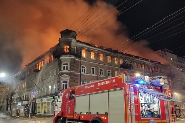 В центре Саратова огонь уничтожил здание бывшей гостиницы «Россия»: его тушили 110 человек