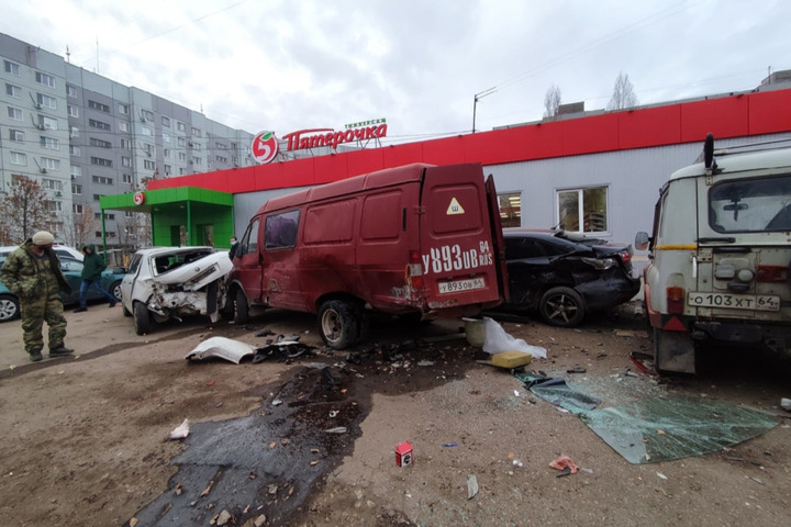 В Балаково водитель «четырнадцатой» протаранил четыре припаркованные машины