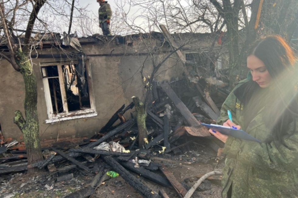 В сгоревшем доме в Энгельсе нашли тело пенсионера. Ситуацией заинтересовались следователи