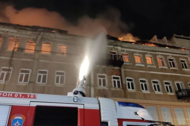 Крупный пожар в здании бывшей гостиницы «Россия». Мэр заявил, что для восстановления здания будет создана рабочая группа