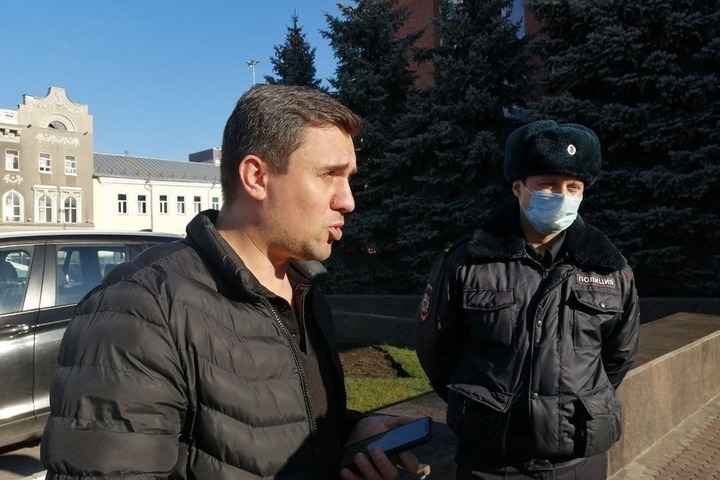 Коммуниста Николая Бондаренко задержали около здания Саратовской областной думы