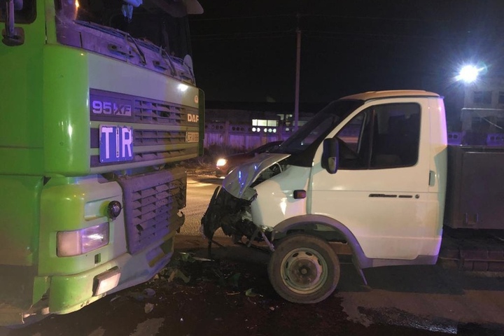 В Балаково водитель «ГАЗели» столкнулся с тягачом и скончался на месте