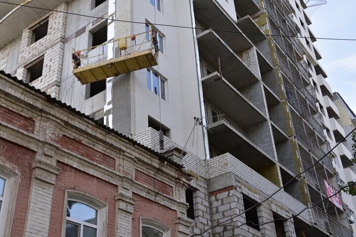 «Дом в центре Саратова может в памятник превратиться»: глава региона поругал чиновников за планы сдать долгострой на Сакко и Ванцетти в 2022 году