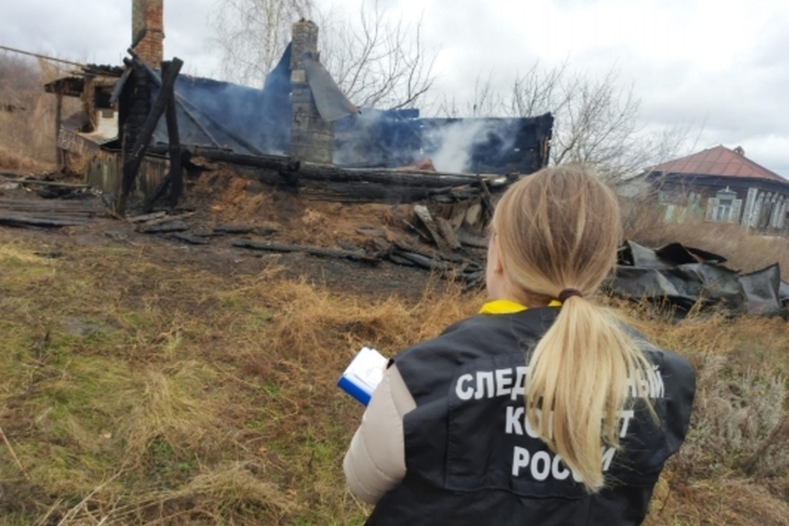 На пепелище нашли тело сгоревшего мужчины, следователи заинтересовались причинами ЧП