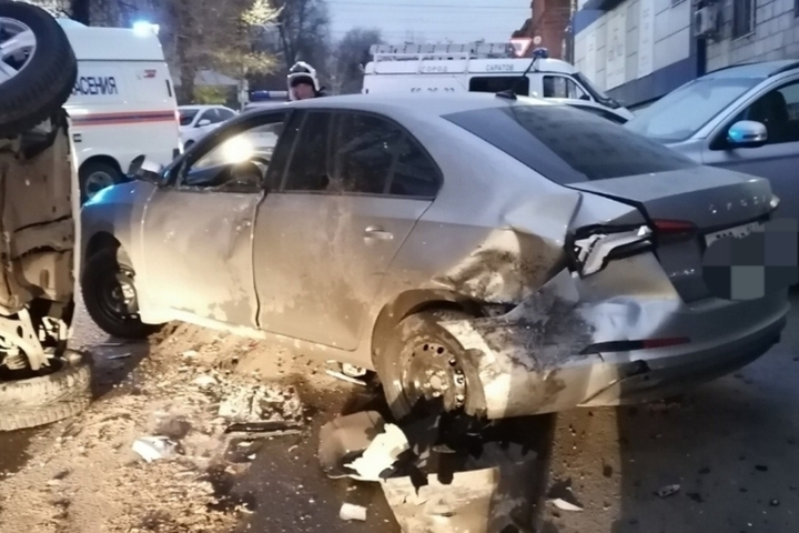 В центре Саратова водитель протаранил стоявший автомобиль и погиб