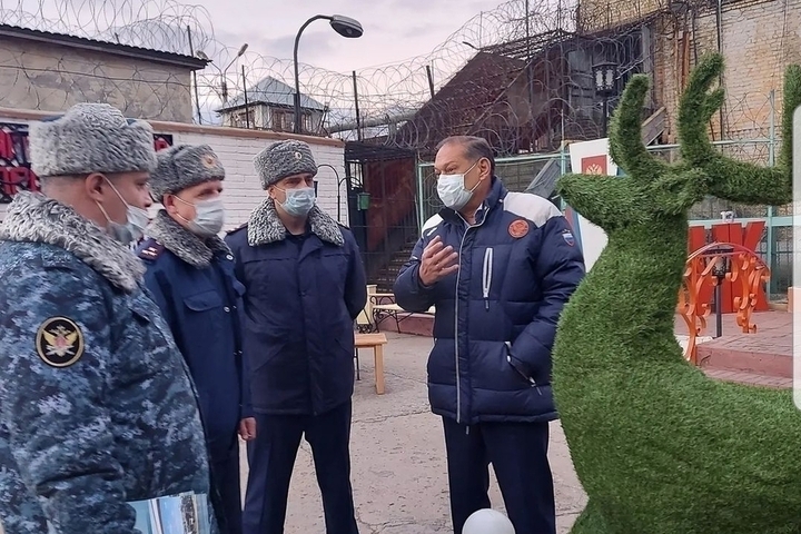 На фоне скандала с пытками в саратовской тюремной больнице депутат Госдумы приехал посмотреть, как заключенные делают топиари