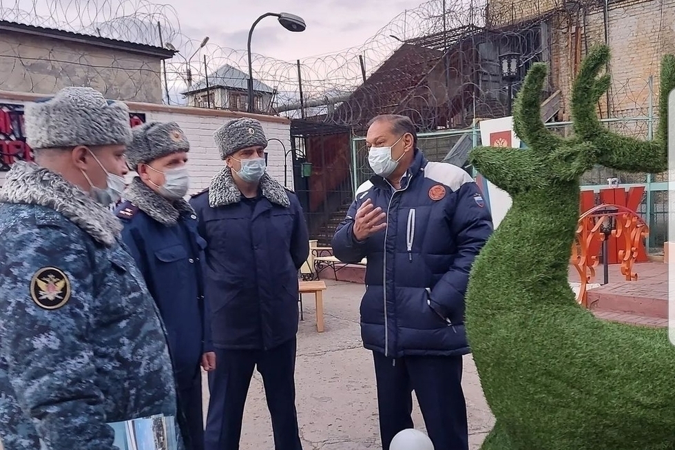 На фоне скандала с пытками в саратовской тюремной больнице, депутат Госдумы приехал посмотреть, как заключенные делают топиари