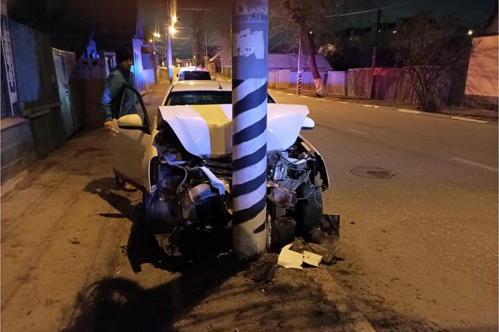 В Энгельсе водитель Nissan врезался в столб: одного из пассажиров иномарки госпитализировали