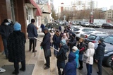 COVID-19. Около 100 саратовцев вынуждены стоять на холоде днём и ночью у дверей офиса СПГЭС, чтобы попасть на приём: «Обстановка напряжённая, люди орут»