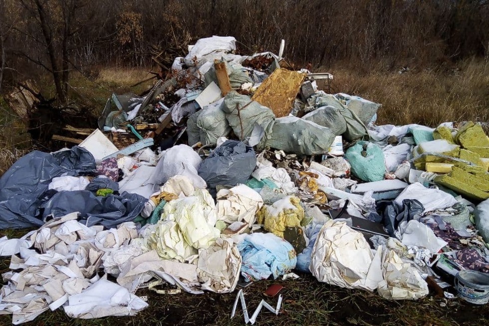 Между двумя поселками Волжского района инспекторы обнаружили несанкционированную свалку и 17 мешков с неизвестным веществом