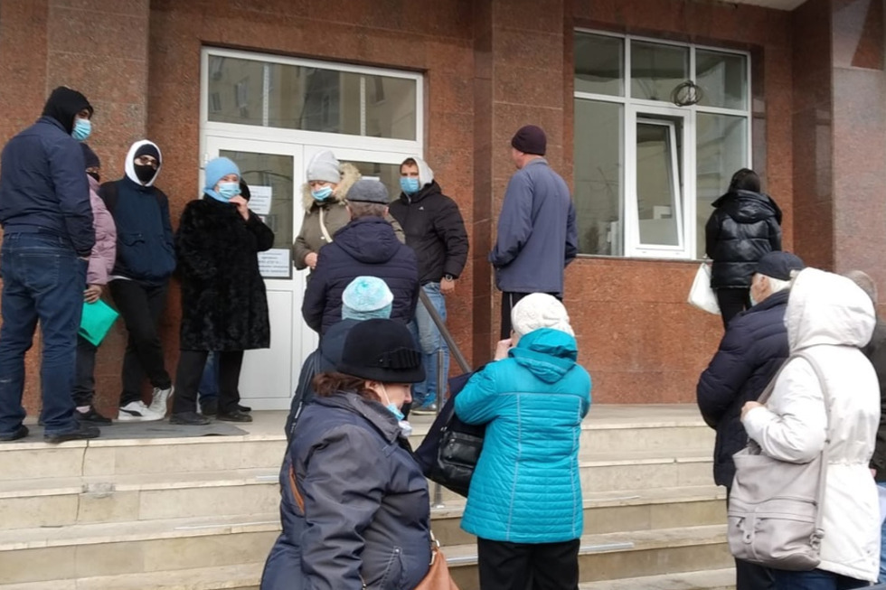 «Никаких очередей на улице!»: Радаев потребовал разобраться с очередями в МФЦ и расчетных центрах