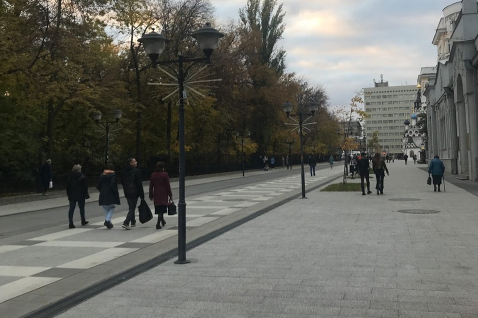 Горожане на улице. Саратов экскурсии по городу. Экскурсия по Саратову. Саратов экскурсии. Прогулка по Саратову.