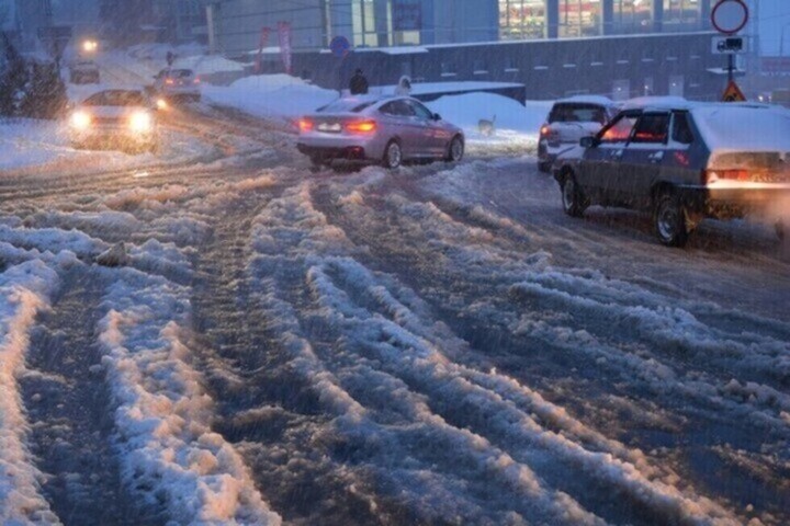 Снег и гололедица: в Госавтоинспекции напомнили, как нужно вести себя водителям и пешеходам на дорогах в предстоящую непогоду
