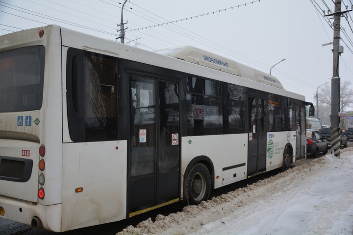Автобусные перевозчики отказались обслуживать маршрут Саратов-Энгельс