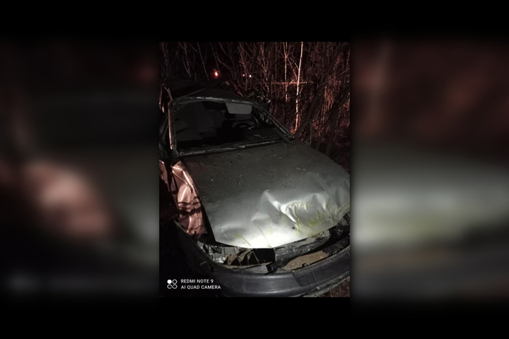 В Балаковском районе машина съехала на обочину и опрокинулась: пострадали водитель и три пассажира