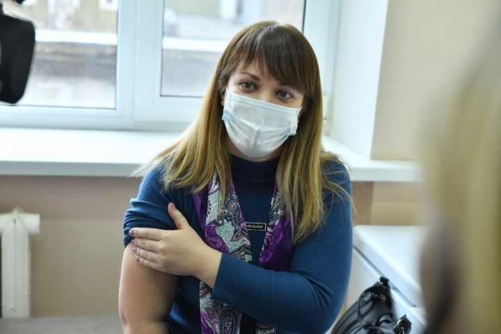 Миллионной вакцинированной в Саратовской области стала мать двоих детей: Радаев вручил ей сертификат на реабилитацию