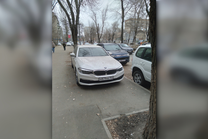 Саратовец обратил внимание на машины BMW и Toyota, которые припарковали на отремонтированном тротуаре по улице Рахова