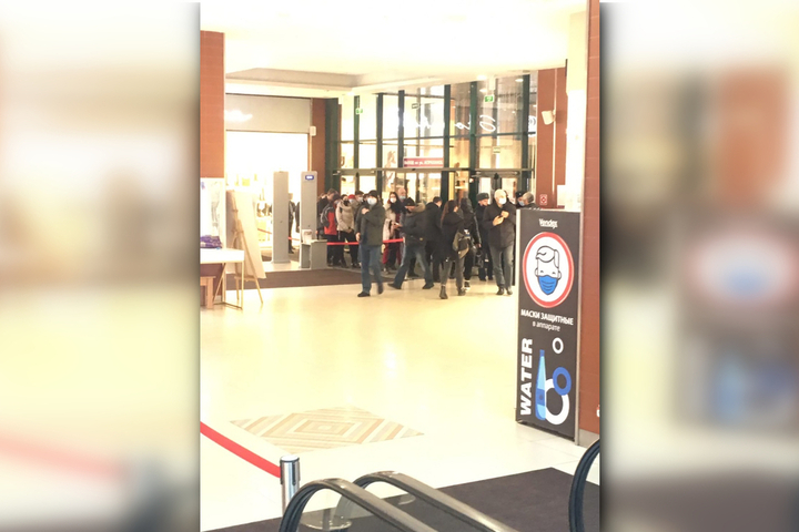 «Зато код и паспорт покажи»: после четырёх дней эвакуаций подряд у входа в торговый центр выстроилась очередь