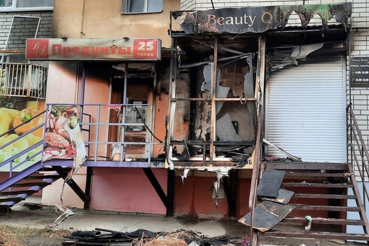 Утренний пожар в десятиэтажке Ленинского района уничтожил салон красоты