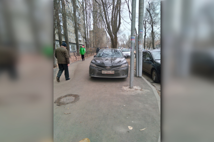 Массовая парковка на Рахова: одному автохаму выписали штраф, автомобиль другого переместили на штрафстоянку 