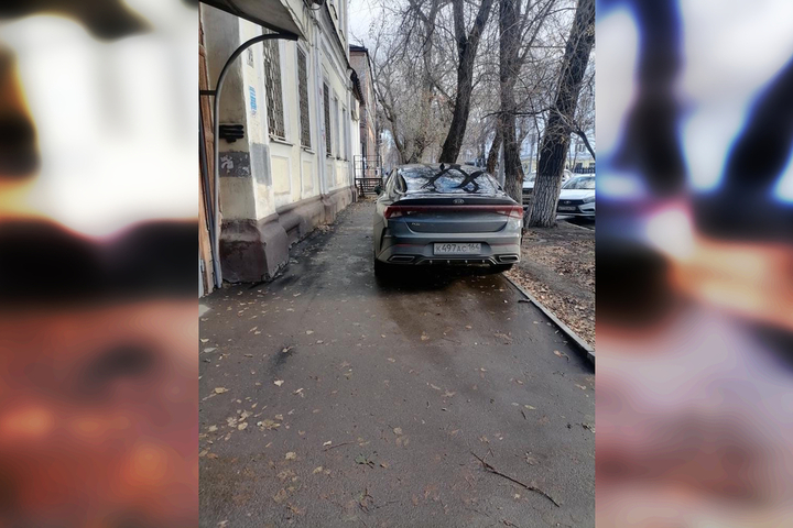 «Тротуар теперь — парковка»: жители Саратова вновь возмутились поведению автохамов в центре города