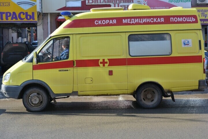 К дому на 1-м Московском проезде вызвали медиков из-за лежащей на земле пенсионерки