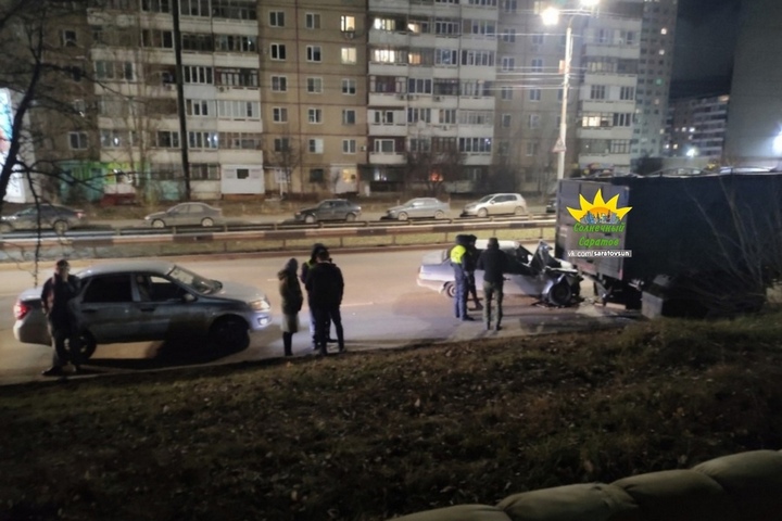 В Заводском районе водитель Mercedes протаранил припаркованную фуру, в Ленинском ВАЗ снова врезался в КамАЗ