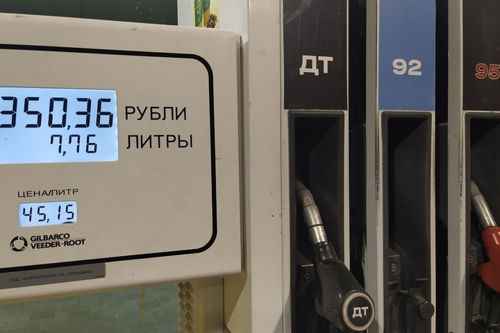 Цена литра 95-го бензина в Саратове вплотную приблизилась к отметке в 50 рублей (за месяц он подорожал более чем на 70 копеек, ДТ — на рубль)