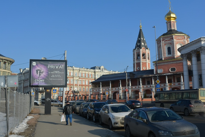 Мэр Саратова сообщил, что билборд напротив собора, на котором ранее размещалась реклама стриптиз-клуба, будет демонтирован
