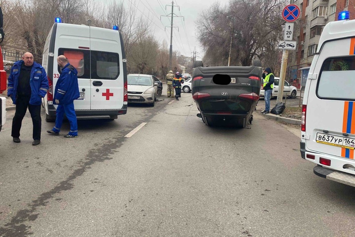 Массовая авария на Новоузенской: одна из машин опрокинулась, водитель другой — госпитализирован