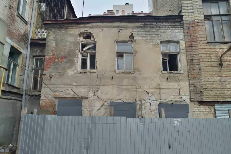 «Моя комната может обрушиться»: горожанка боится за сохранность ее квартиры, прилегающей к стене дома Яхимовича