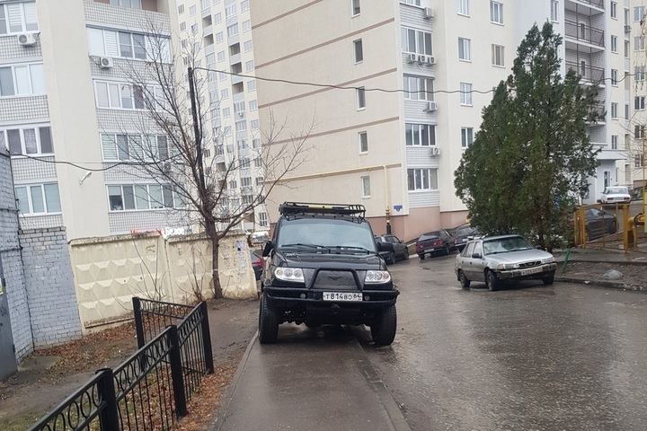 «Чтобы обойти машину, надо выходить на дорогу, а с коляской это опасно»: жительница Фрунзенского района пожаловалась на автохама, который припарковался на тротуаре