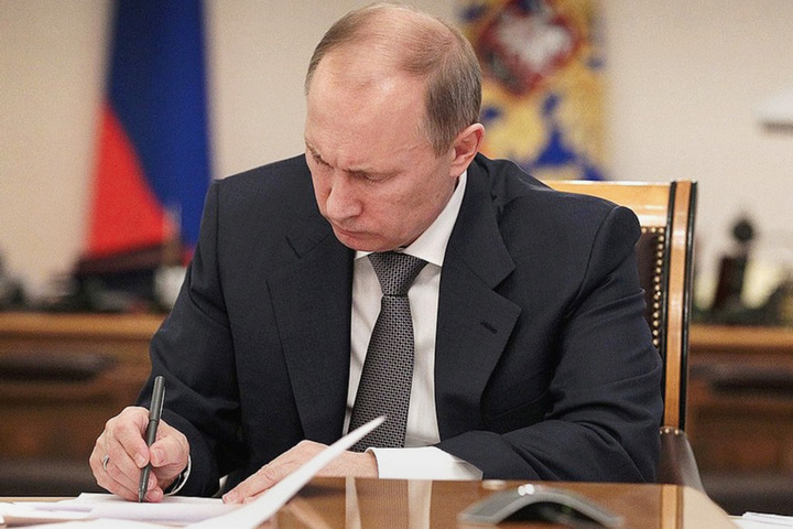 Россиянам не вернут 155,4 триллиона рублей, военные будут служить и после 70 лет и так далее: Владимир Путин подписал сегодня больше 10 законов