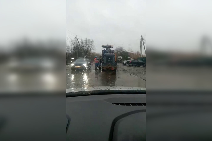 «Видимо от дождя лучше лежать будет»: в Балаковском районе ремонтируют дорогу во время ливня