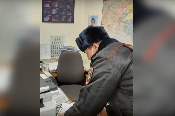 Коммунист Александр Анидалов рассказал, что в офис КПРФ в облдуме пришли полицейские