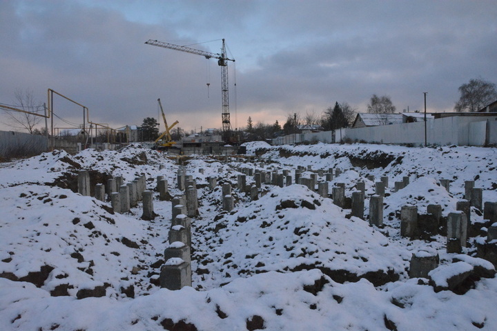 Строительство «губернаторского» дома для врачей инфекционной больницы провалено: на месте пятиэтажки в Елшанке — котлован