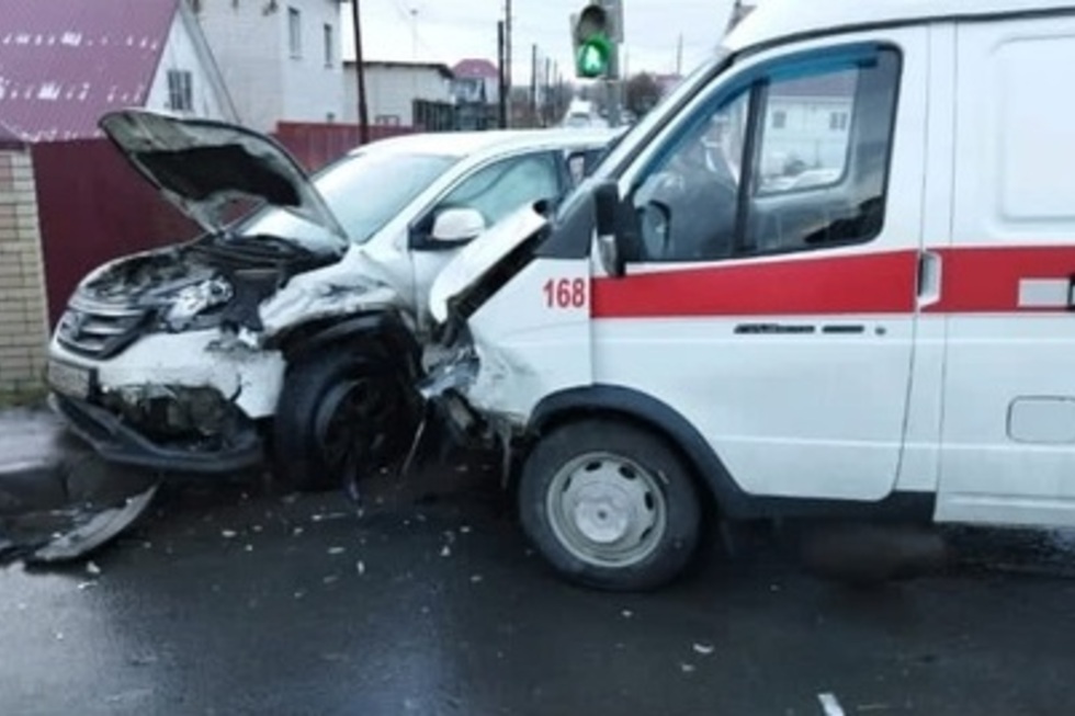В Саратове еще один автомобиль «скорой помощи» попал в ДТП: госпитализированы двое фельдшеров и водитель Honda