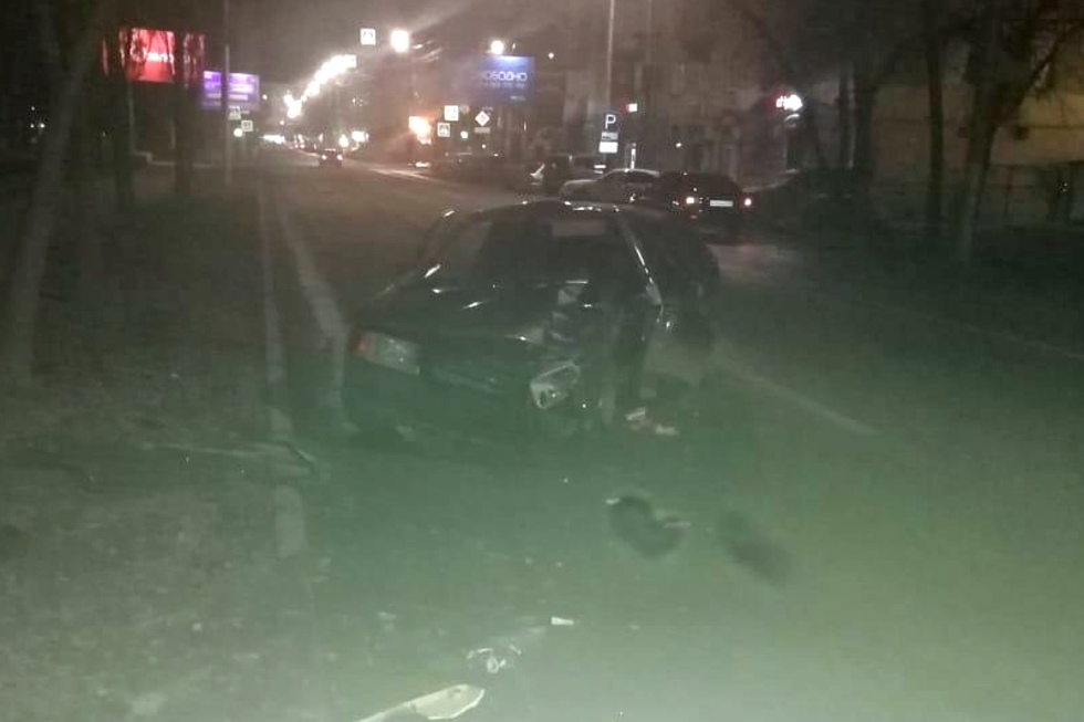 Женщина за рулем «девятки» устроила ДТП, протаранила дерево и вместе с пассажиркой попала в больницу