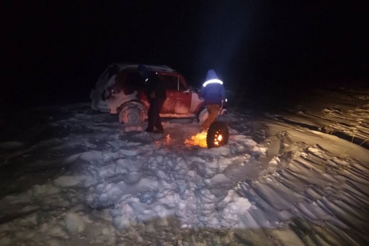 Любители бездорожья с тремя детьми застряли на «Нивах» в полях и начали замерзать: спасатели искали их 4 часа