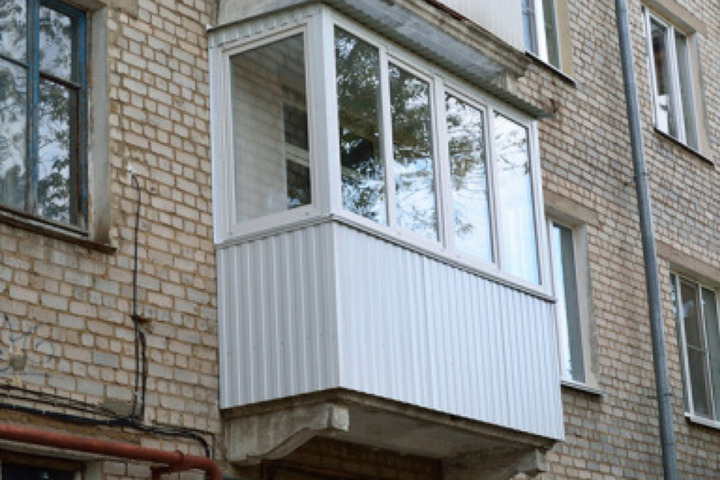 В Минстрое РФ объяснили, в каких случаях граждан могут оштрафовать за остекление балкона без разрешения
