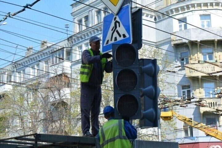 На самых аварийных перекрестках в Саратове подключили 13 новых светофоров: адреса