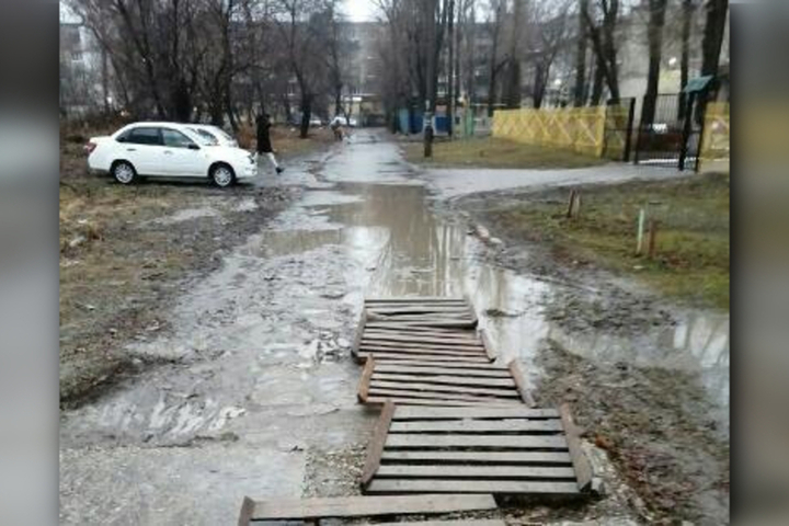 Жители Ленинского района вынуждены водить детей через «болото», чтобы попасть в садик